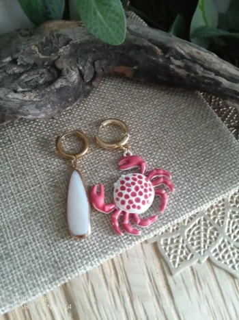 Boucles d'oreilles bohèmes asymétriques crabe et nacre