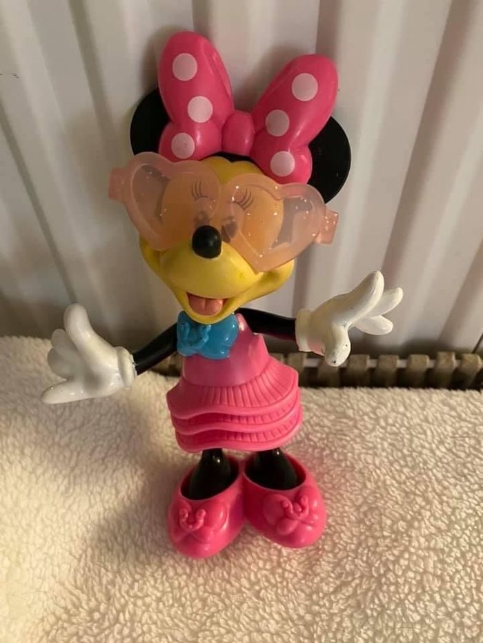 Minnie figurine Disney  Avec ses lunettes