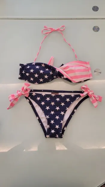 Maillot de bain deux pièces étoiles et rayures