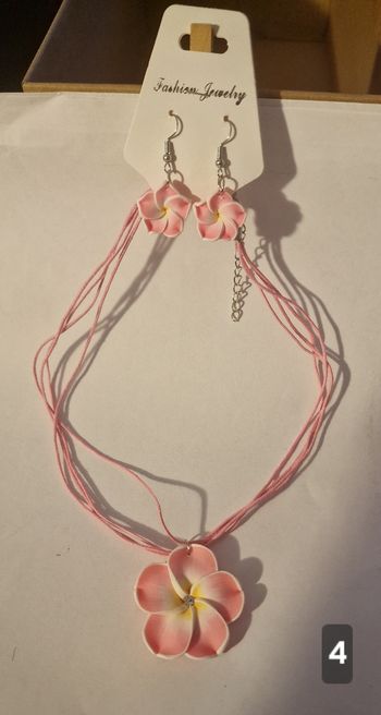 Collier et boucles d'oreilles