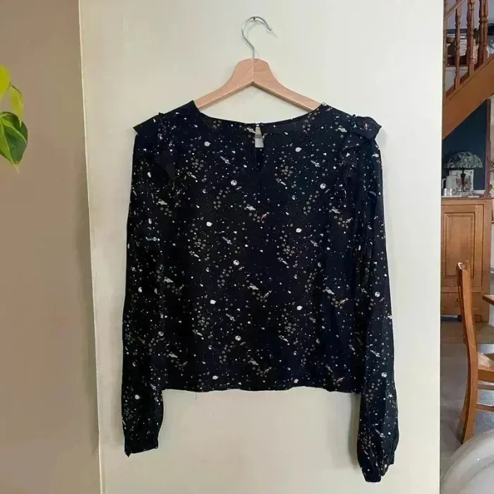Blouse noire Jennyfer M imprimé espace, fusées & étoiles, manches longues, détail volanté V018 - photo numéro 6