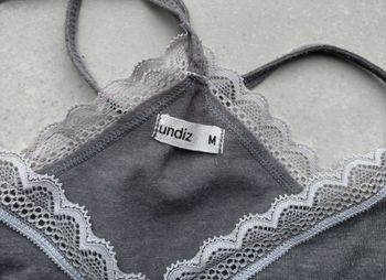 pyjama gris avec dentelle blanche
