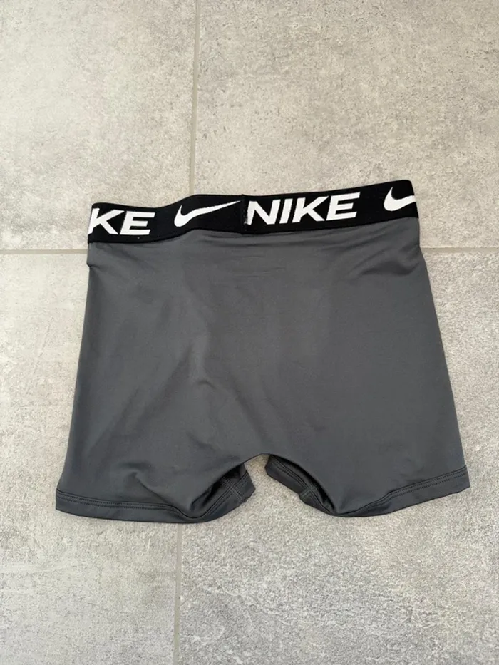 Short Nike de sport garçon gris taille 9-11 ans comme neuf - photo numéro 3