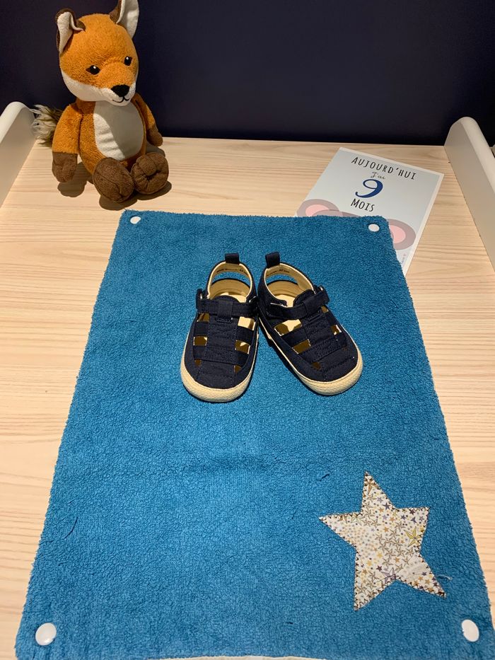 Sandales à scratch taille 6/12 mois Kiabi neuve