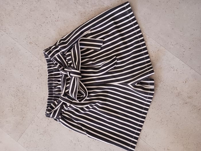 short rayé noir et blanc avec ceinture neuf