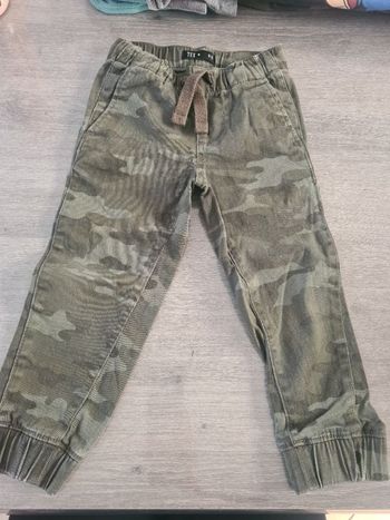 Pantalon motif camouflage