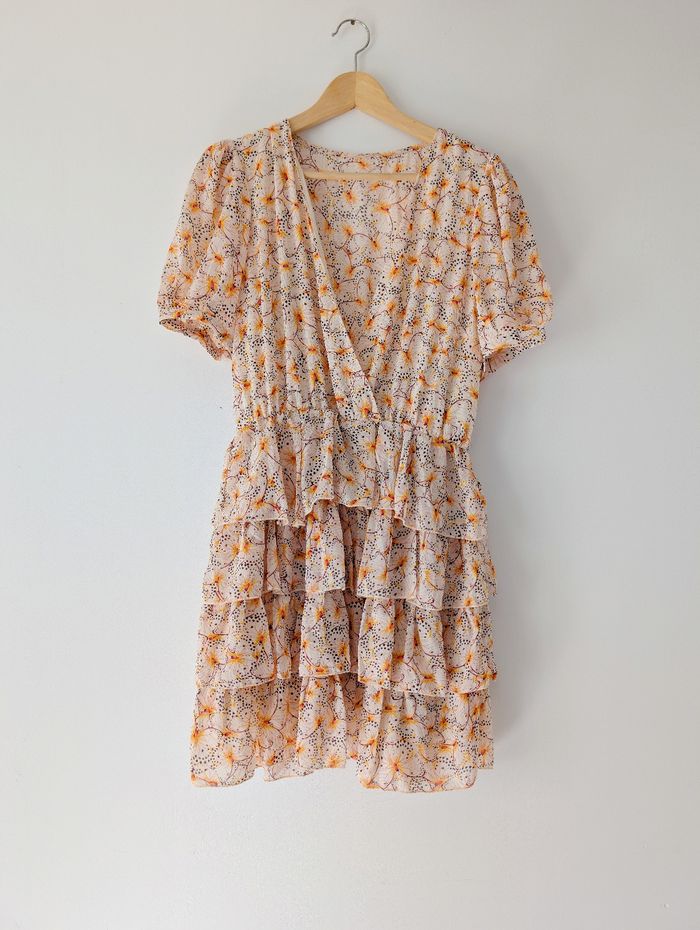 Robe estivale à volant
Look romantique, bohème 
Imprimé fleuri, couleur beige abricot
Taille 38 M
Très bon état - photo numéro 6