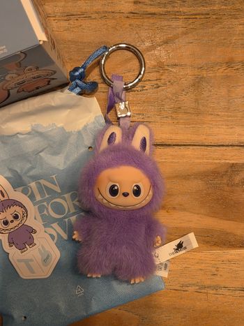 Labubu Pin For Love – lettre T.