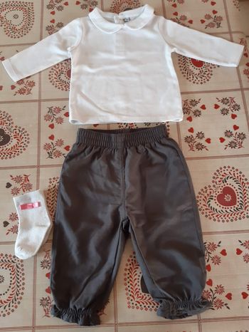 Ensemble pull pantalon chaussettes et gilet.