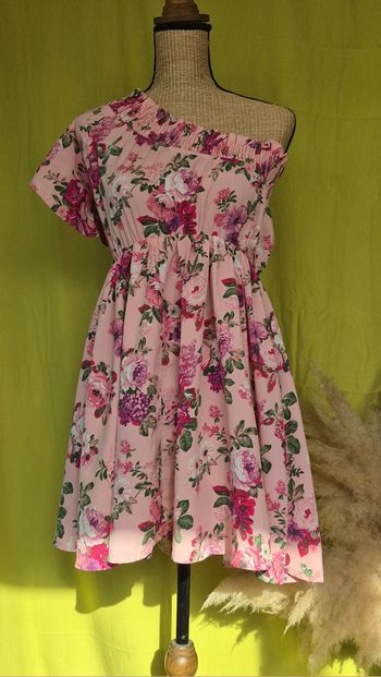 Robe fleurie asymétrique rose - Épaule dénudée