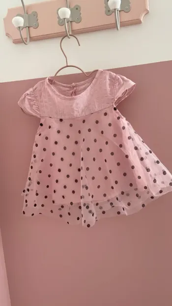 Jolie petite robe rose à pois noirs