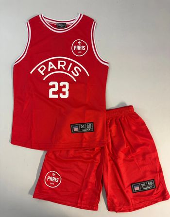 Ensemble sport de basket pour enfants. 10 ans