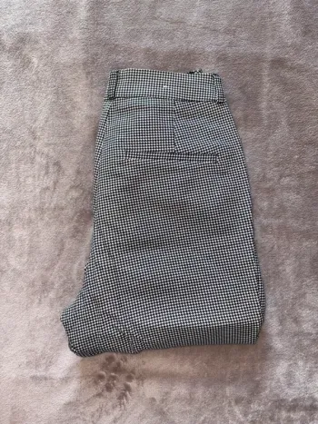 Pantalon à carreaux noir et blanc stradivarius femme taille 34 en très bon état.
