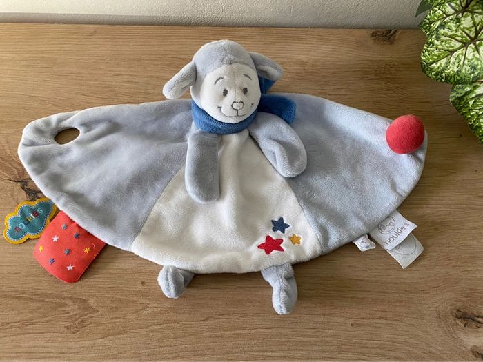 Doudou plat demi rond mouton guss blanc gris rouge noukies
