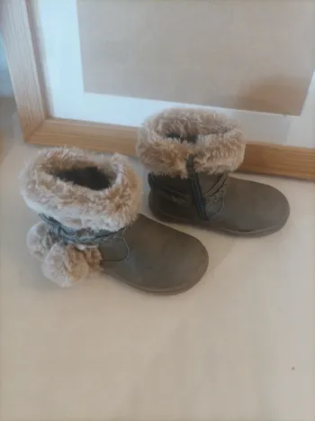 Bottines kaki/gris  à pompons neuves fille pointure 22