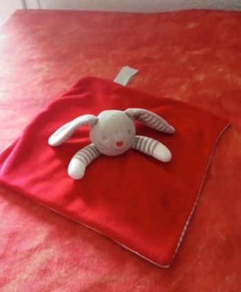 Doudou lapin Obaïbi  rouge et gris à rayures