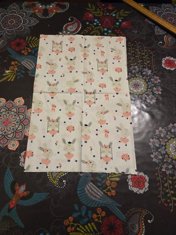 Morceau de tissus motif lapin danseur