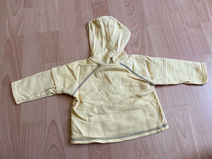 Beau pull/sweat jaune à capuche T. 6 mois/67 cm garçon TBE - photo numéro 2