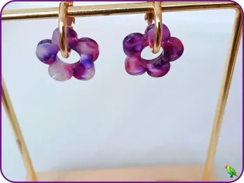 Boucles d’oreilles fleurs en résine ton violet – anneaux dorés