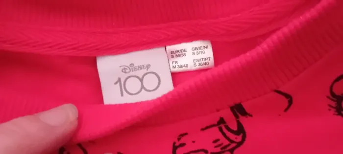 Très joli pull rouge disney 100 taille 38/40 - photo numéro 3