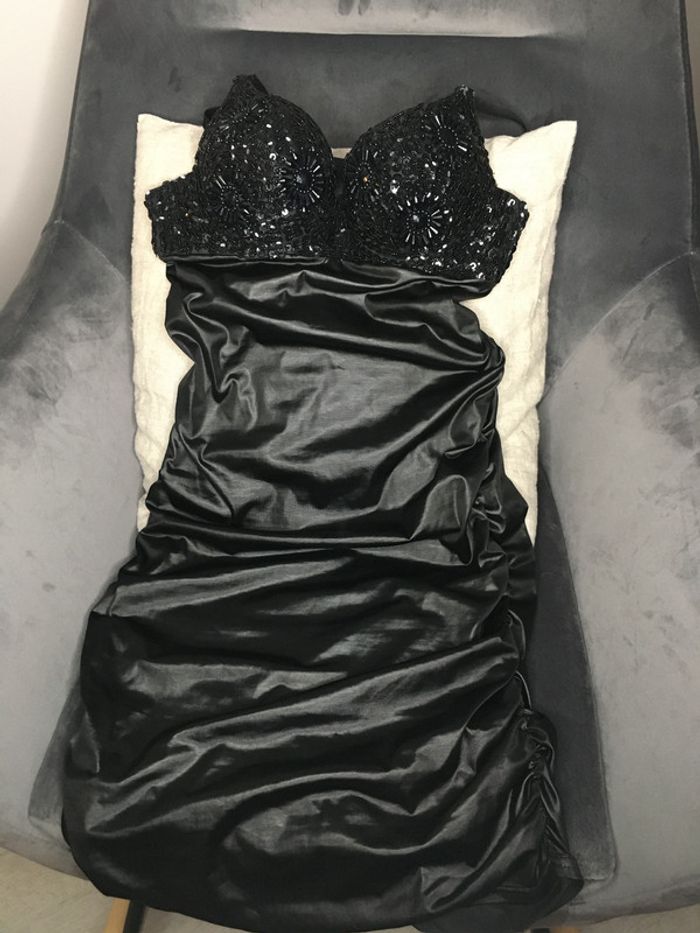 Robe noir avec des coques muni de perles - photo numéro 3