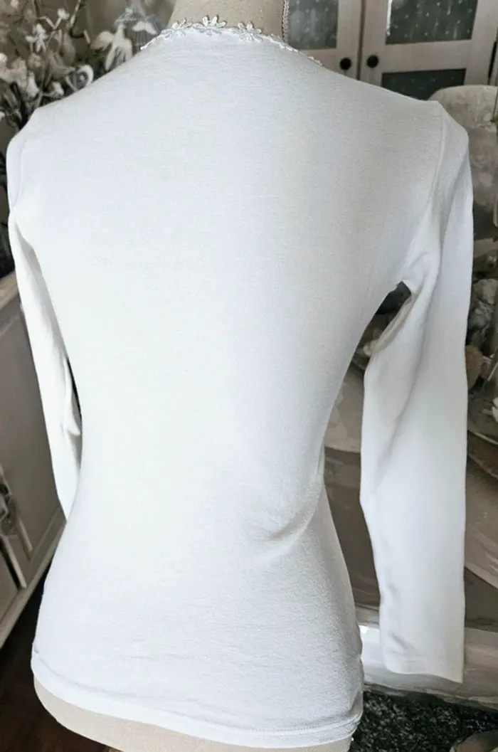 Haut blanc fleurs Taille 38 /40 Neuf - photo numéro 4