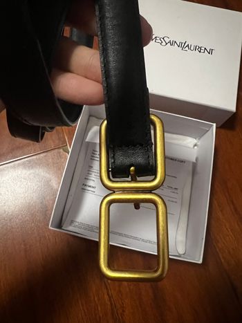 Ceinture Yves Saint Laurent pour femme avec boucle dorée