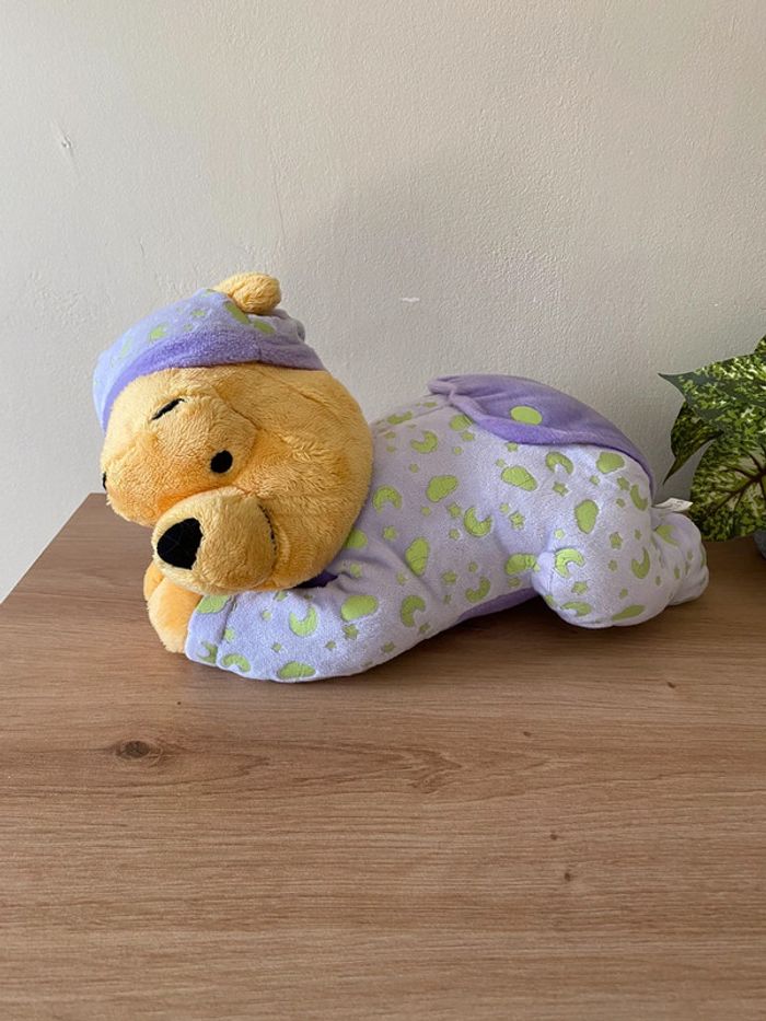 Doudou peluche Winnie allongé violet nuage lune vert luminescent Disney nicotoy
