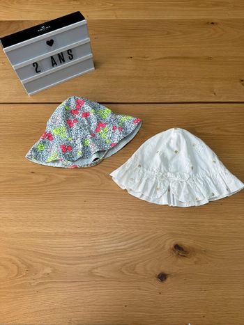 Lot de 2 chapeaux, 1 blanc à pois dorés et un réversible - Taille 18/24 Mois