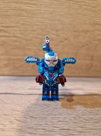 Figurine type lego War machine Marvel