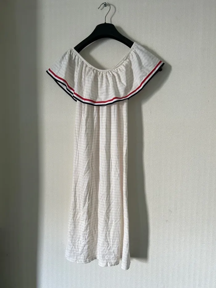 Robe épaules dénudées blanche rayée