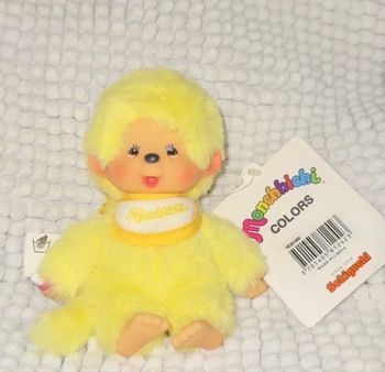 Petite peluche Monchhichi Kiki Colors Jaune pastel. Neuf avec étiquette. Idéal pour offrir en cadeau ou en collection.
