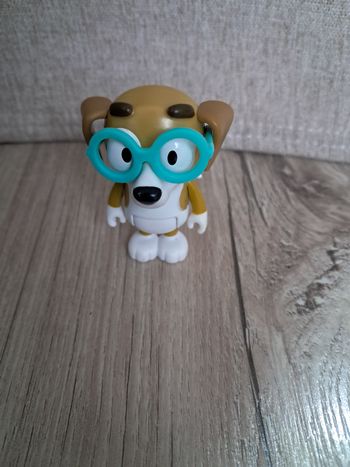 Figurine ami de bluey : honey et ses lunettes