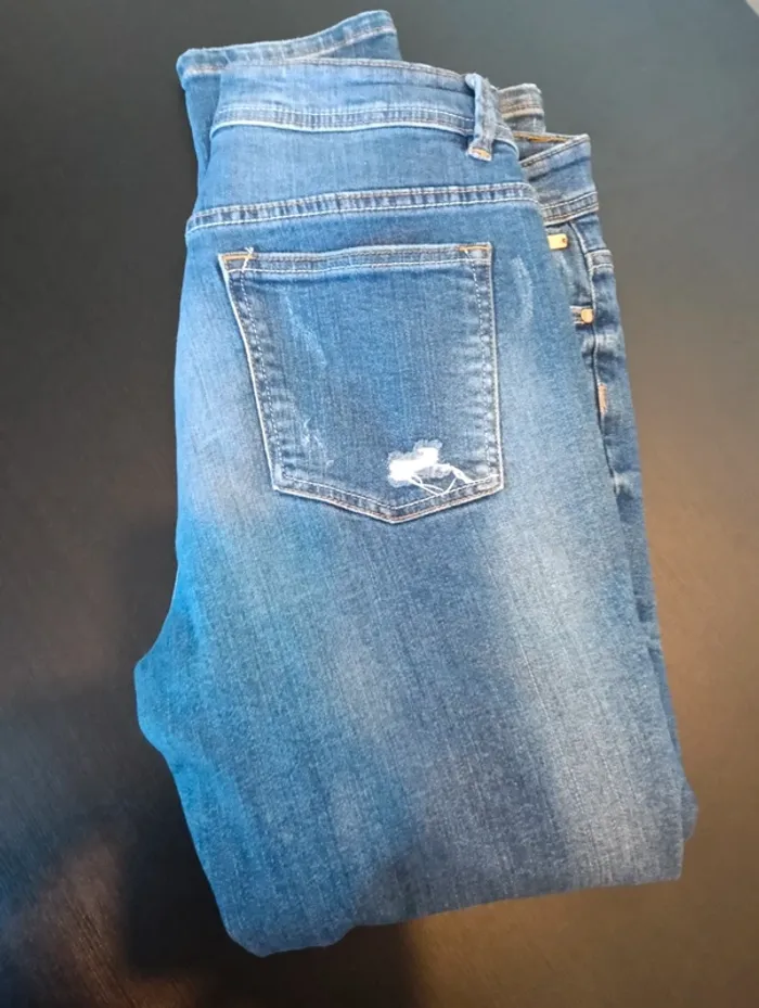 Jean troué 40 L - photo numéro 2
