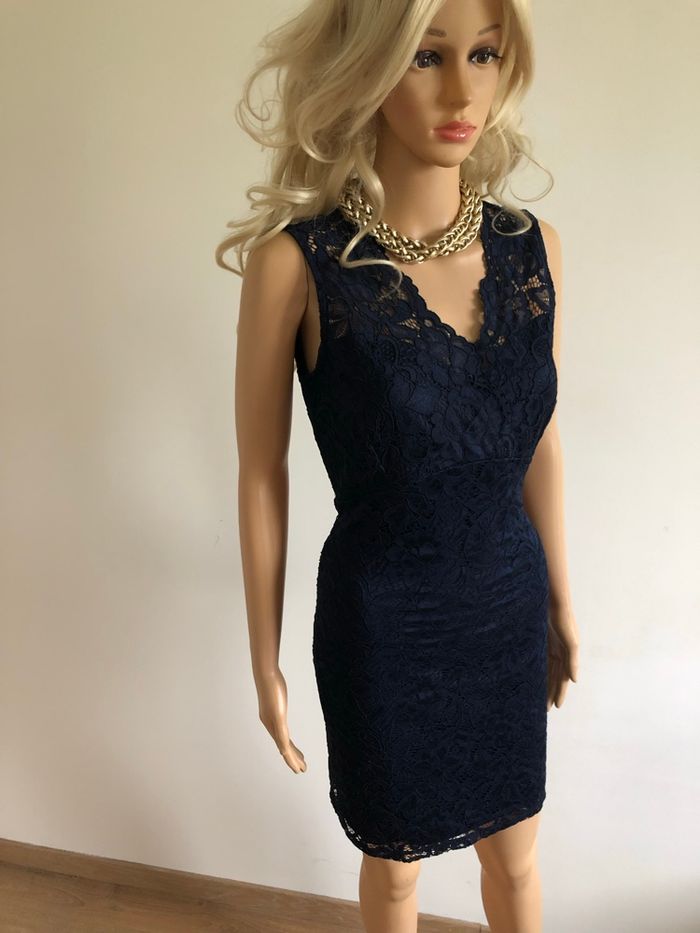 Robe bleue marine en dentelle sans manches taille 38 excellent état - photo numéro 2