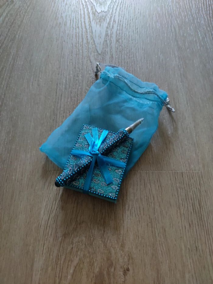 Petit carnet avec stylo neufs