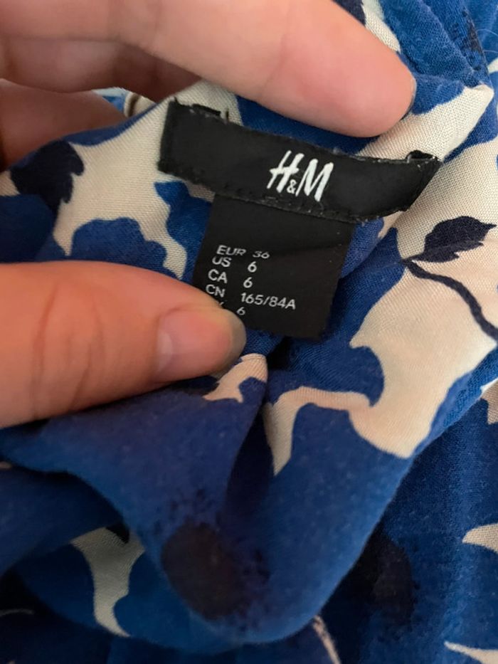 Haut crop fleuri bleu et blanc crème manches 3/4 H&M taille S très bon état - photo numéro 2