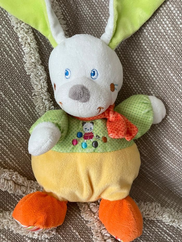 Peluche doudou 23cm mots d’enfants lapin vert et jaune très bon état - photo numéro 2