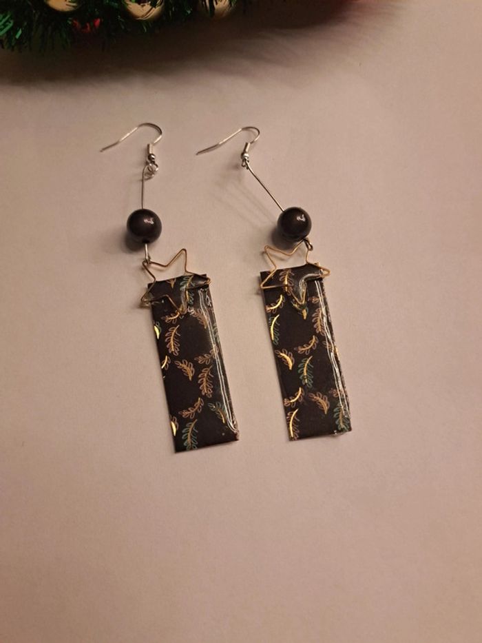 Boucles d'oreilles pendante en résine noir et doré - photo numéro 2