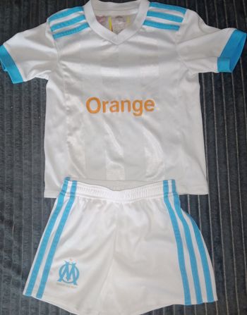 Tenue de foot blanche et bleu-ciel enfant