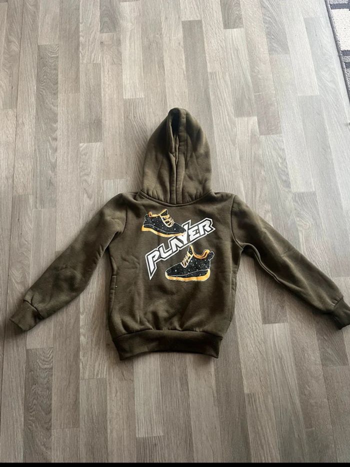 Pull avec capuche Freeboy taille 8 ans