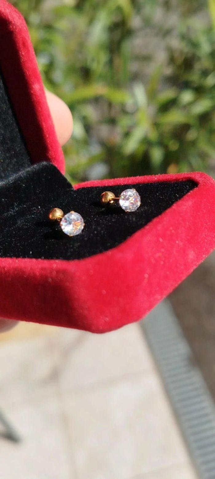 Éclatants Clous plaqué Or 24 carats et son Zircon authentique. - photo numéro 8