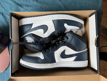 Air Jordan 1 Mid Navy / White – Taille 41 – Neuf avec boîte