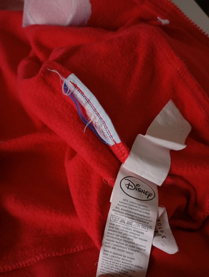 Sweat zippé avec capuche. 5/6 ans . 110/116 cm .Rouge .Noir gris ,rose, paillettes. Coton.  2 poches . Fermeture éclair métal.Disney Minnie Mouse.Très bon état. - photo numéro 8