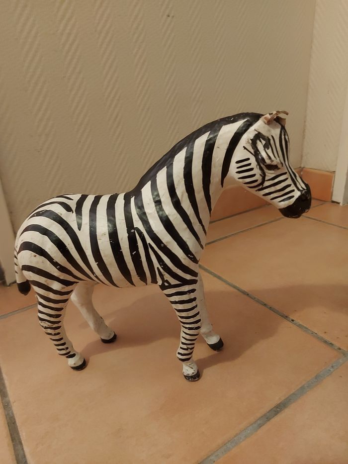 Zèbre en papier mâché