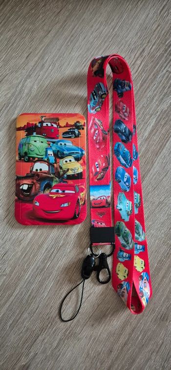 Porte carte d'identité Cars Mc Queen avec lanière fantaisie.