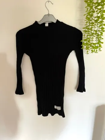 Très jolie robe prêt du corps pour petite fille
