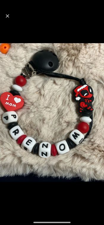 Attache tétine dead pool