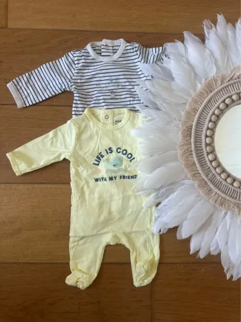 Lot 2 pyjamas bébé 1 mois Kiabi – été – Très bon état – mignon et pratique !