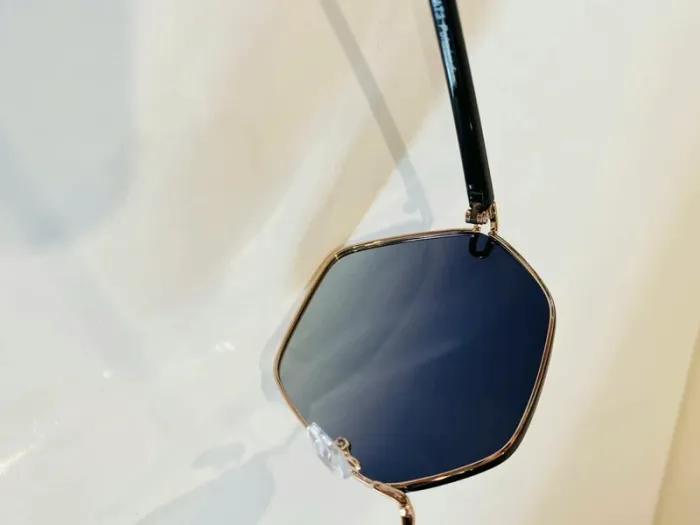 Lunette de soleil femme Polarisée hexagonale noire et dorée verres dégradés UV protection cat 3 - photo numéro 7